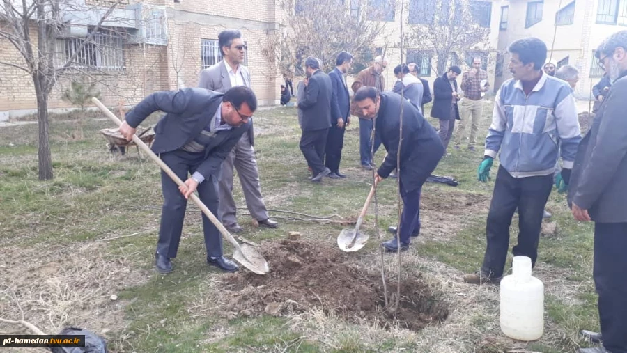 مراسم روز درختکاری با حضور اساتید و کارکنان دانشگاه برگزار شد 4