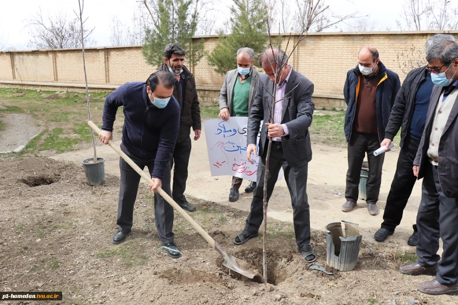 مراسم روز درختکاری  با حضور دکتر کاظمی ریاست محترم دانشگاه فنی وحرفه ای ومعاونین وکارکنان در روز یکشنبه مورخ 1400/12/15 برگزار گردید 4