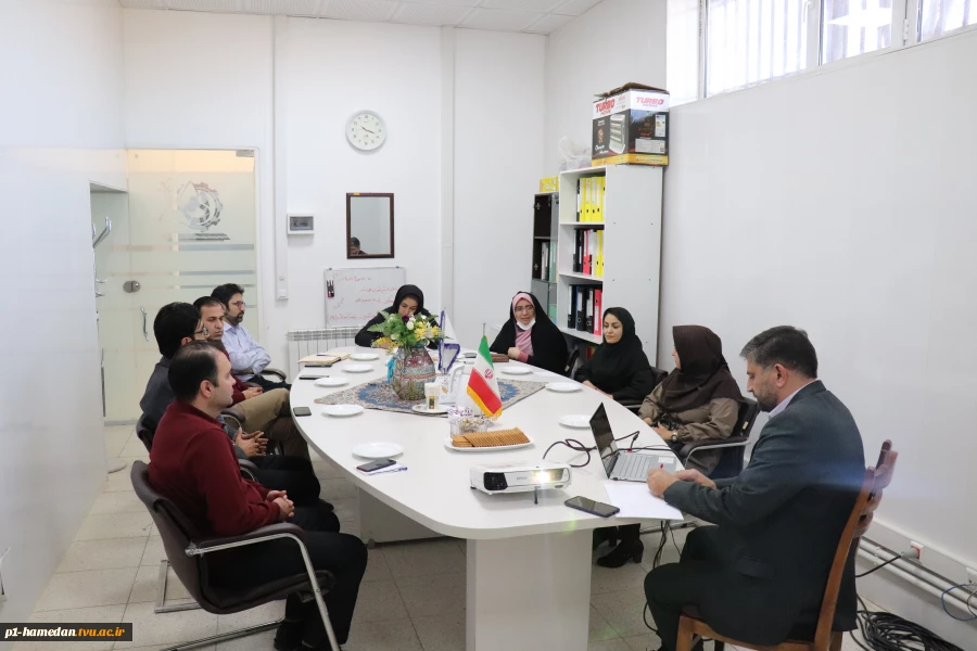 دومین جلسه نشست کارآفرینی در مرکز رشد و نوآوری شهید احمدی روشن با حضور مدرسان  
کارآفرینی ، اصول سرپرستی و مدیریت کسب و کار آموزشکده های شهر همدان برگزار گردید
 2