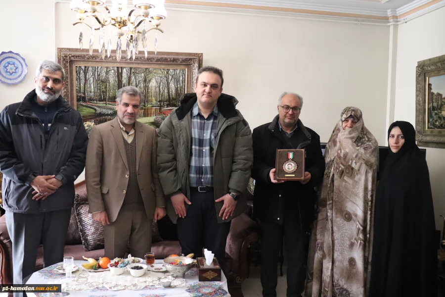 رئیس دانشگاه ملی مهارت استان همدان با حضور در منزل شهید سعید ثمری با همسر این شهید والامقام دوران دفاع مقدس دیدار و گفتگو کرد.‎ 2