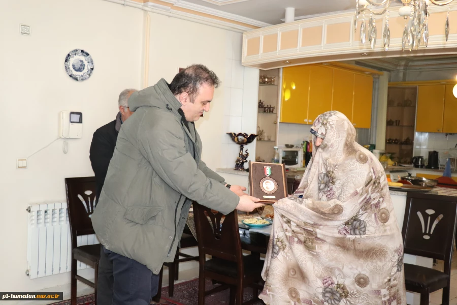 رئیس دانشگاه ملی مهارت استان همدان با حضور در منزل شهید سعید ثمری با همسر این شهید والامقام دوران دفاع مقدس دیدار و گفتگو کرد.‎ 3