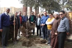 به مناسبت پانزدهم اسفند ماه روز درختکاری:
چند اصله نهال مثمر در دانشکده شهید مفتح کاشته شد. 5