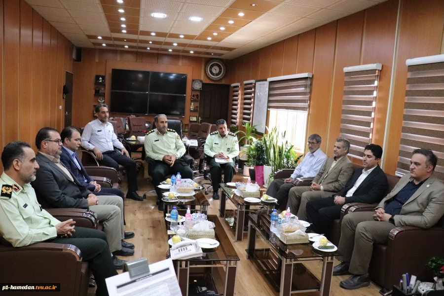 فرمانده نیروی انتظامی استان همدان در دیدار با هیات رئیسه دانشگاه ملی مهارت:
آموزشهای مهارت محور موجب ارتقاء امنیت اجتماعی خواهد شد.
 2