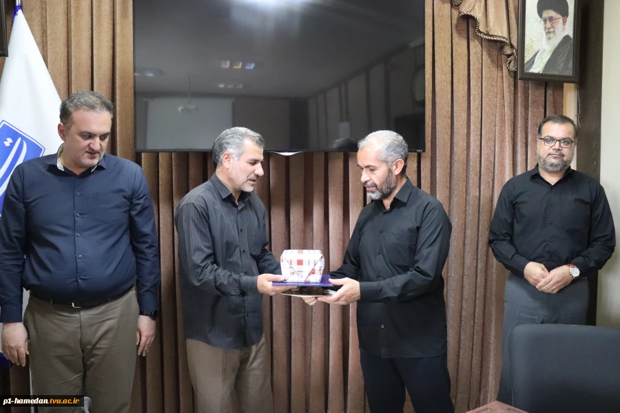 به مناسبت 22 تیرماه روز حراست:
از همکاران حوزه حراست دانشگاه تقدیر شد. 3