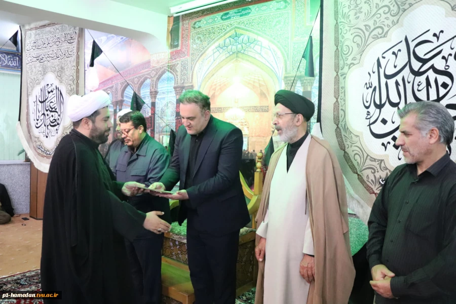 مراسم عزاداری روز هشتم ماه محرم با حضور جمعی از دانشجویان، اساتید و کارکنان در دانشگاه برگزار شد. 4