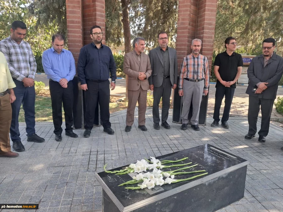 به مناسبت هفته دفاع مقدس برگزار شد:
مراسم قرائت زیارت عاشورا، سخنرانی تبیینی، تقدیر از ایثارگران و غبارروبی مزار شهید گمنام دانشکده شهید مفتح 
 2