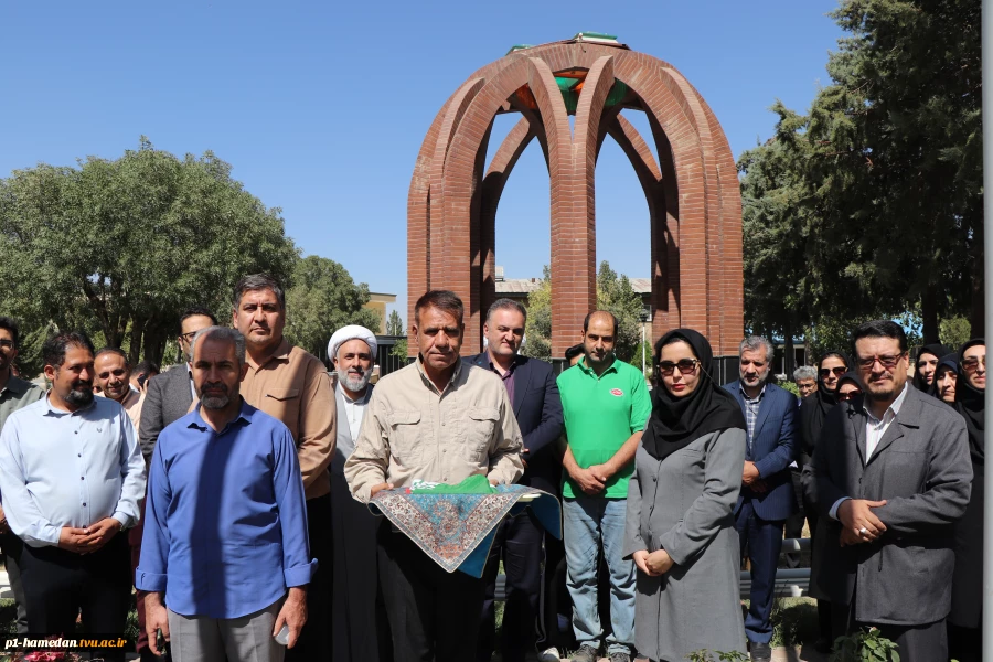 به مناسبت آغاز سال تحصیلی جدید و روز پرچم پرافتخار "ایران": مراسم آیینی اهتزاز پرچم مقدس جمهوری اسلامی ایران در دانشکده شهید مفتح برگزار شد 4